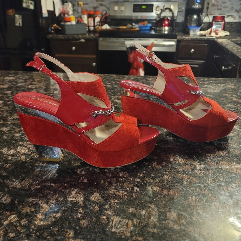 Eye catching clog Heals!  Wore once. Very comfortable